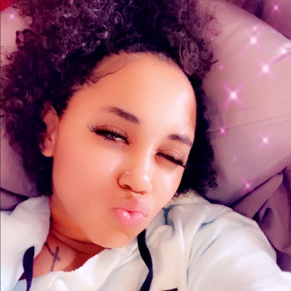 Meet your Posher, Emily - Picture 1 of 5